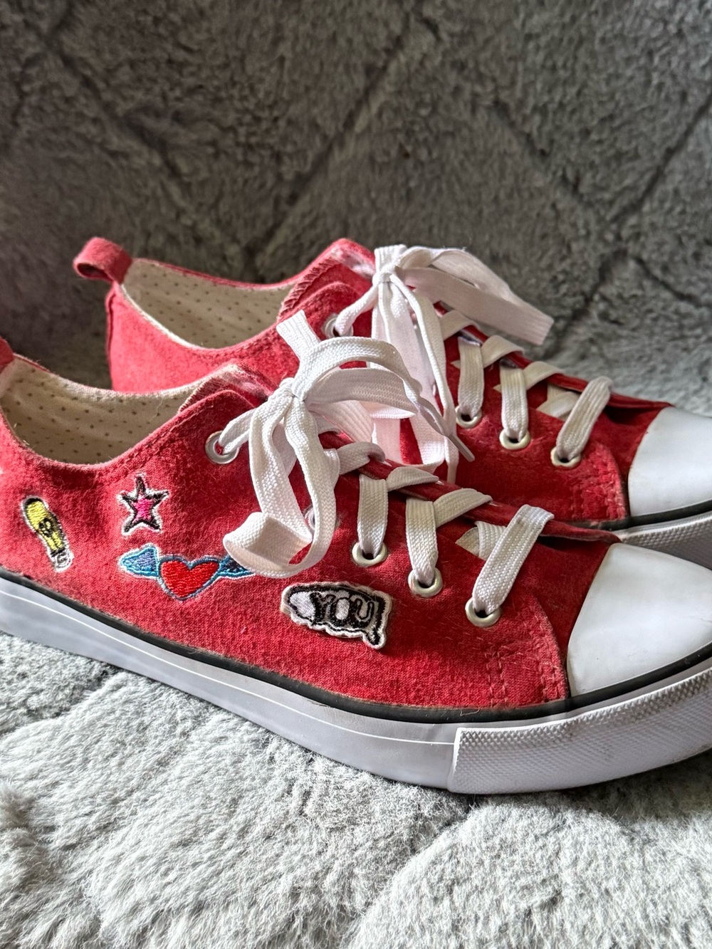Twisted Red Casual Low-Top Sneaker Women's 9 Lace Up